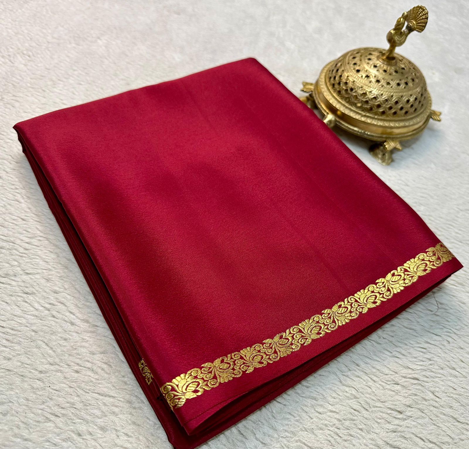 Timeless Beauty: Exquisite Line Pallu and Small Borders in Solid Colors