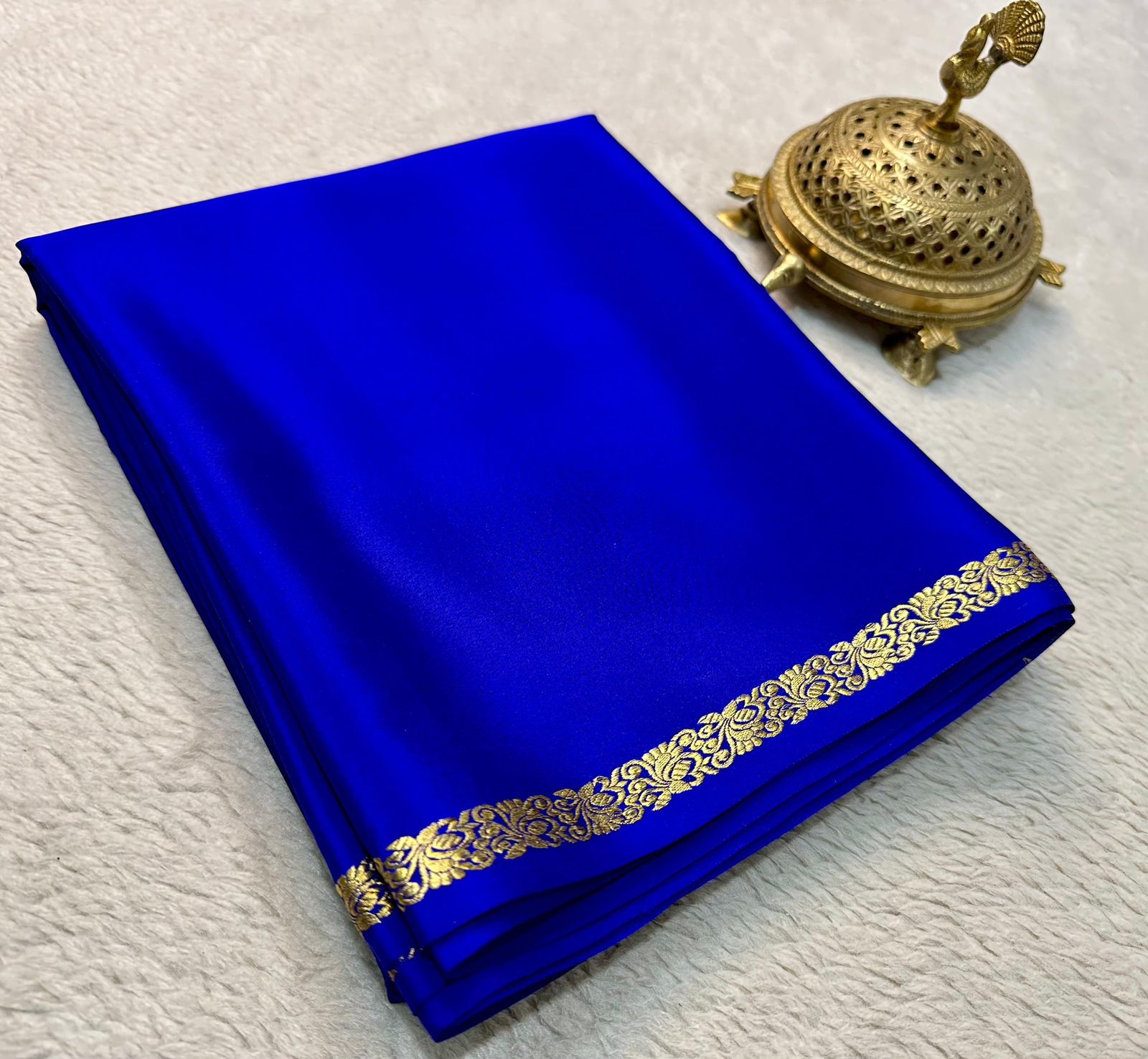 Timeless Beauty: Exquisite Line Pallu and Small Borders in Solid Colors